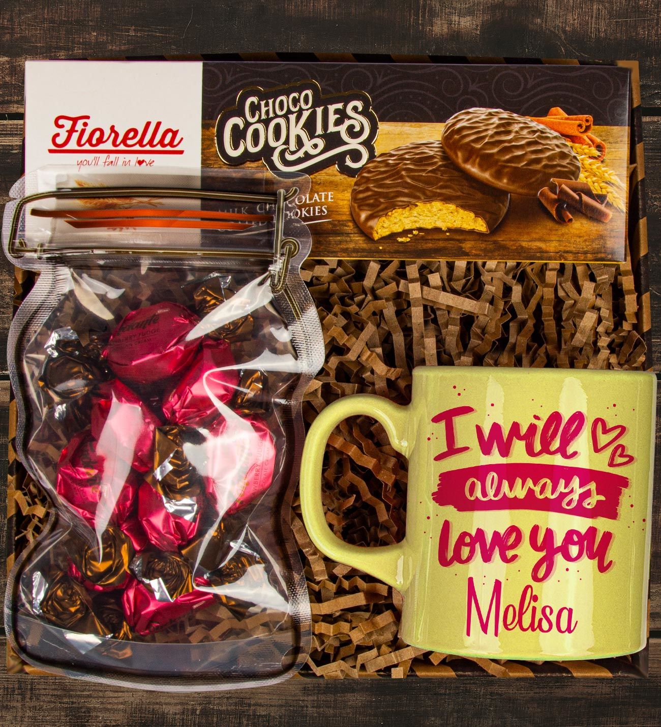 eJOYA Kişiye Özel Kupa & Choco Cookies & Çikolatalı Çilekli Fudge Hediye Kutusu 111120