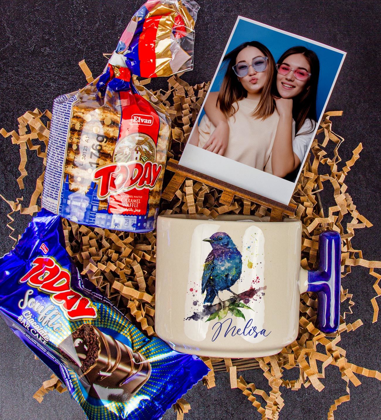 eJOYA Kişiye Özel Kupa & Karamelli Waffle & Fotoğraflık & Çikolatalı Bar Kek Hediye Kutusu 111137
