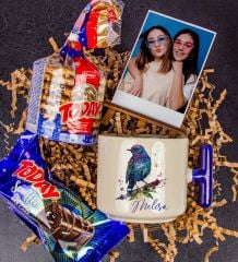 eJOYA Kişiye Özel Kupa & Karamelli Waffle & Fotoğraflık & Çikolatalı Bar Kek Hediye Kutusu 111137