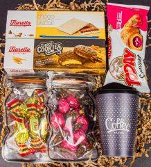 eJOYA Fındıklı Şeker & Çilekli Kruvasan & Choco Cookies & Çilekli Çikolata & Çikolatalı Biscuit & Kahve Bardağı Hediye Kutusu 111147