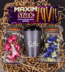 eJOYA Çikolatalı Stick Biscuits & Çilekli Çikolata & Karamelli Çikolata & Kahve Bardağı Hediye Kutusu 111150