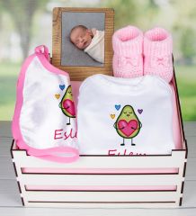 eJOYA Ahşap Sandıkta Kişiye Özel Zıbın Önlük Fotoğraf Çerçevesi Ve Patik Bebek Hediye Seti 109397