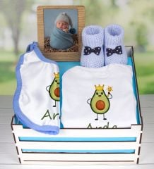 eJOYA Ahşap Sandıkta Kişiye Özel Zıbın Önlük Fotoğraf Çerçevesi Ve Patik Bebek Hediye Seti 109398