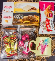 eJOYA Kişiye Özel Kupa & Fındıklı Şekerleme & Çilekli Çikolata & Beyaz Çikolatalı Biscuits & Çilekli Kruvasan & Choco Cookies Hediye Kutusu 111159