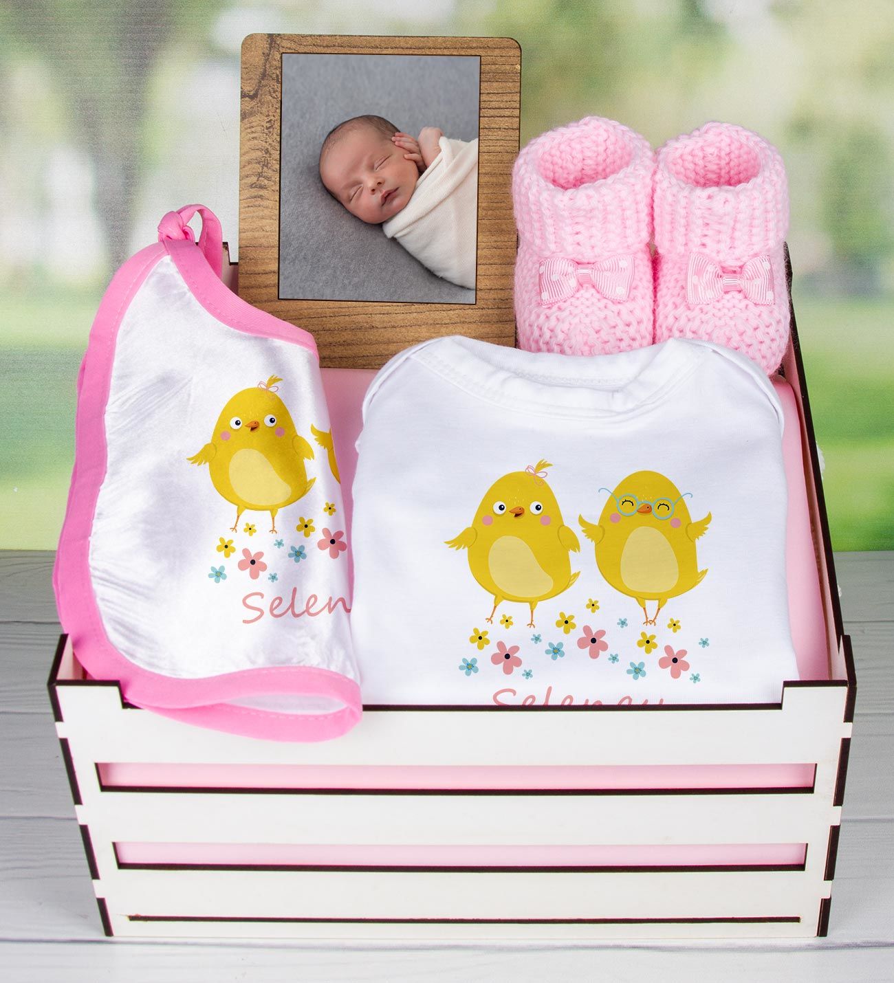 eJOYA Ahşap Sandıkta Kişiye Özel Zıbın Önlük Fotoğraf Çerçevesi Ve Patik Bebek Hediye Seti 109405