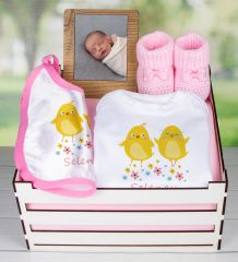 eJOYA Ahşap Sandıkta Kişiye Özel Zıbın Önlük Fotoğraf Çerçevesi Ve Patik Bebek Hediye Seti 109405