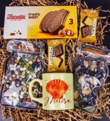eJOYA Kişiye Özel Kupa & Fındıklı Gofret & Çakıltaşı Çikolata & Kahveli Şeker & Çikolatalı Biscuit Hediye Kutusu 111161