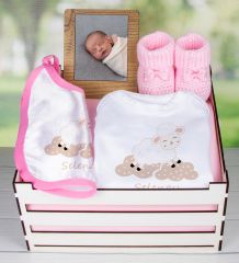 eJOYA Ahşap Sandıkta Kişiye Özel Zıbın Önlük Fotoğraf Çerçevesi Ve Patik Bebek Hediye Seti 109407