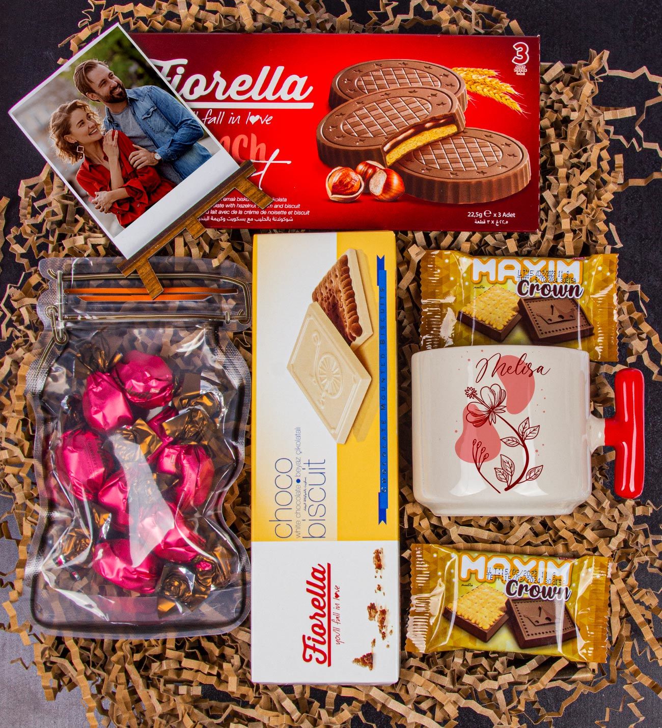 eJOYA Kişiye Özel Kupa & Fotoğraflık & Çilekli Çikolata & Fındık Kremalı Biscuits & Beyaz Çikolatalı Biscuits & Çikolatalı Biscuits Hediye Kutusu 111163