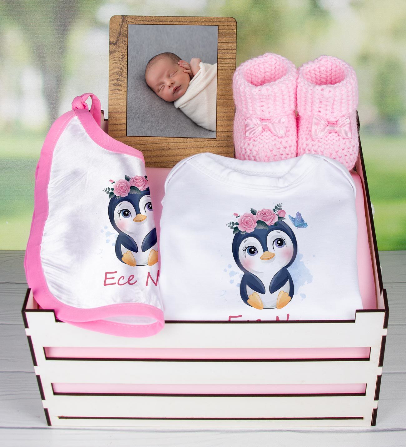 eJOYA Ahşap Sandıkta Kişiye Özel Zıbın Önlük Fotoğraf Çerçevesi Ve Patik Bebek Hediye Seti 109410