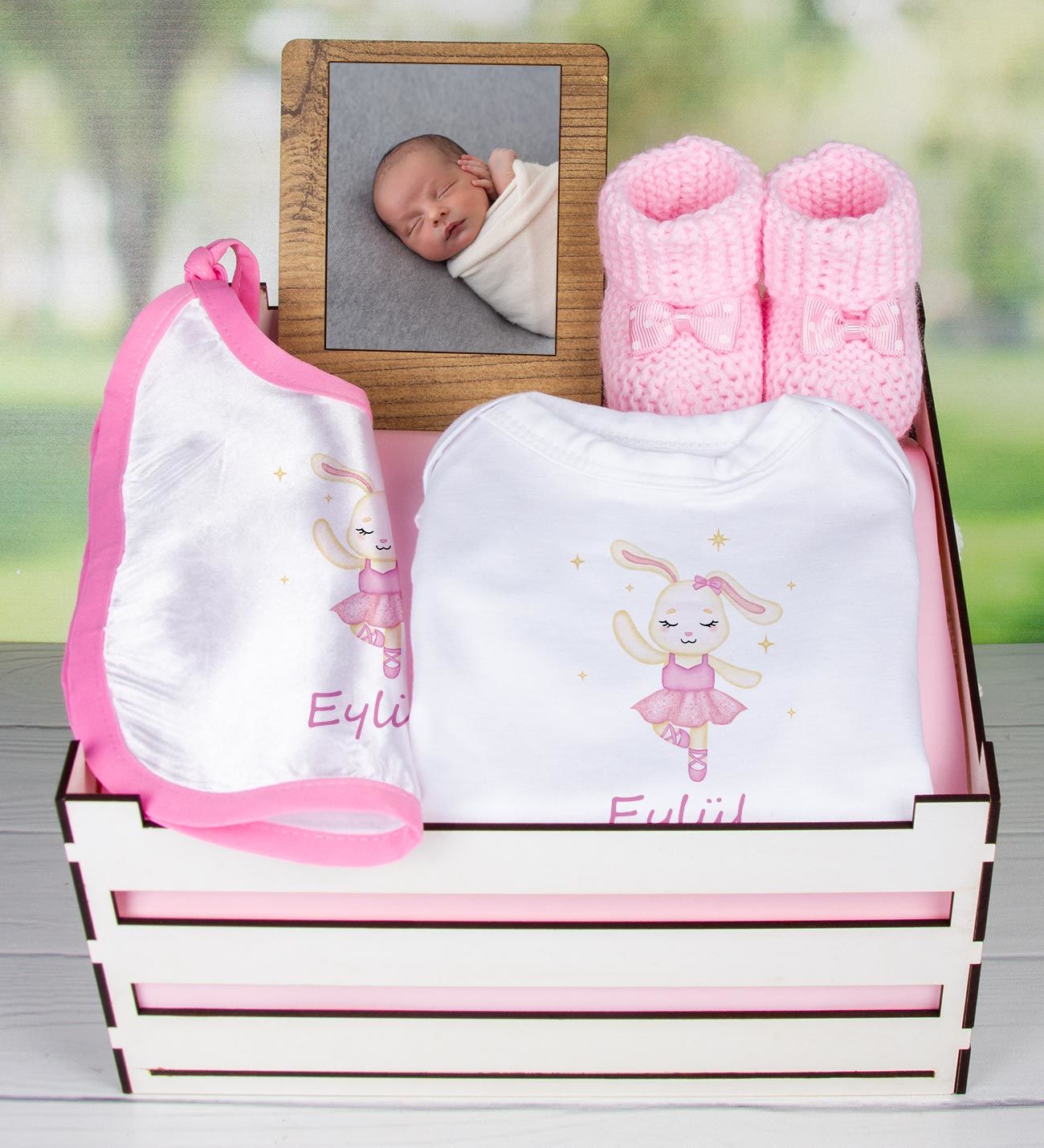 eJOYA Ahşap Sandıkta Kişiye Özel Zıbın Önlük Fotoğraf Çerçevesi Ve Patik Bebek Hediye Seti 109412
