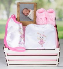 eJOYA Ahşap Sandıkta Kişiye Özel Zıbın Önlük Fotoğraf Çerçevesi Ve Patik Bebek Hediye Seti 109412