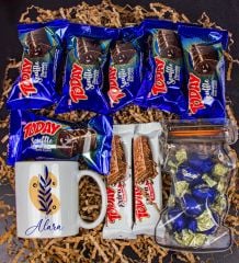 eJOYA Kişiye Özel Kupa & Bar Kek & Karamelli Çikolata & Gofret Hediye Kutusu 111168