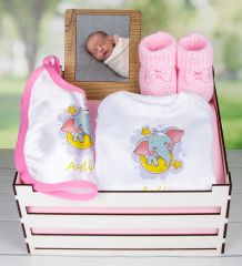eJOYA Ahşap Sandıkta Kişiye Özel Zıbın Önlük Fotoğraf Çerçevesi Ve Patik Bebek Hediye Seti 109414