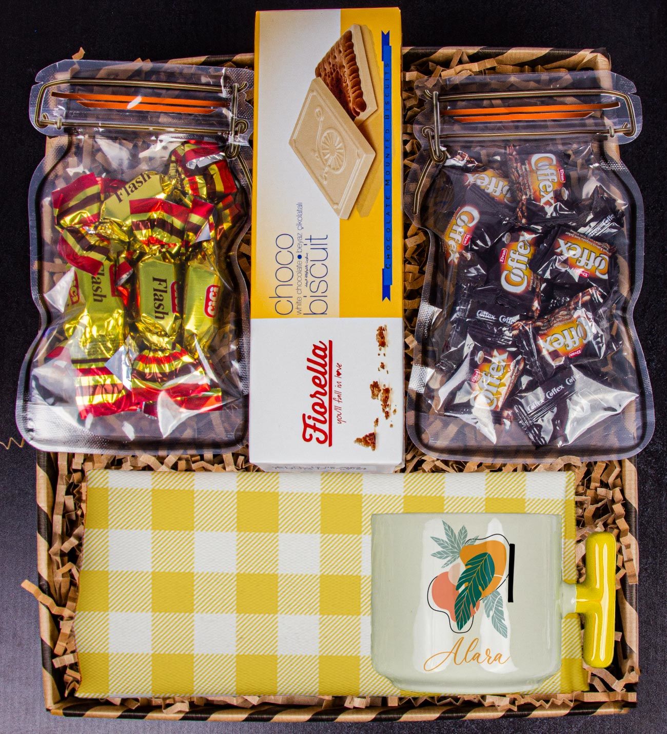 eJOYA Kişiye Özel Kupa & Kahveli Şeker & Beyaz Çikolatalı Biscuit & Fındıklı Şekerleme & Amerikan Servis Hediye Kutusu 111171