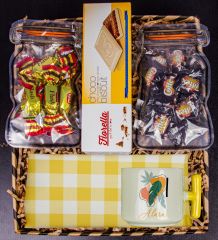 eJOYA Kişiye Özel Kupa & Kahveli Şeker & Beyaz Çikolatalı Biscuit & Fındıklı Şekerleme & Amerikan Servis Hediye Kutusu 111171