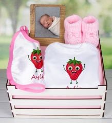 eJOYA Ahşap Sandıkta Kişiye Özel Zıbın Önlük Fotoğraf Çerçevesi Ve Patik Bebek Hediye Seti 109417