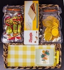 eJOYA Kişiye Özel Kupa & Para Çikolata & Beyaz Çikolatalı Biscuit & Fındıklı Şekerleme & Amerikan Servis Hediye Kutusu 111172