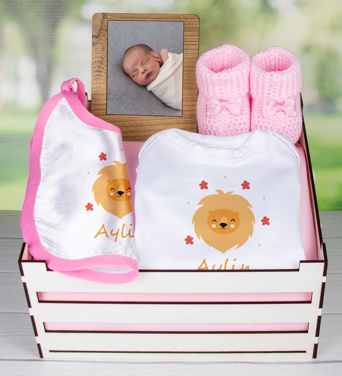 eJOYA Ahşap Sandıkta Kişiye Özel Zıbın Önlük Fotoğraf Çerçevesi Ve Patik Bebek Hediye Seti 109420