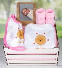 eJOYA Ahşap Sandıkta Kişiye Özel Zıbın Önlük Fotoğraf Çerçevesi Ve Patik Bebek Hediye Seti 109420