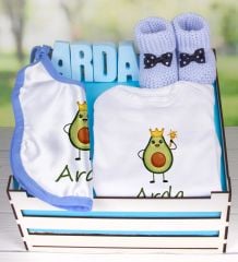eJOYA Ahşap Sandıkta Kişiye Özel Zıbın Önlük Taş İsimlik Ve Patik Bebek Hediye Seti 109422