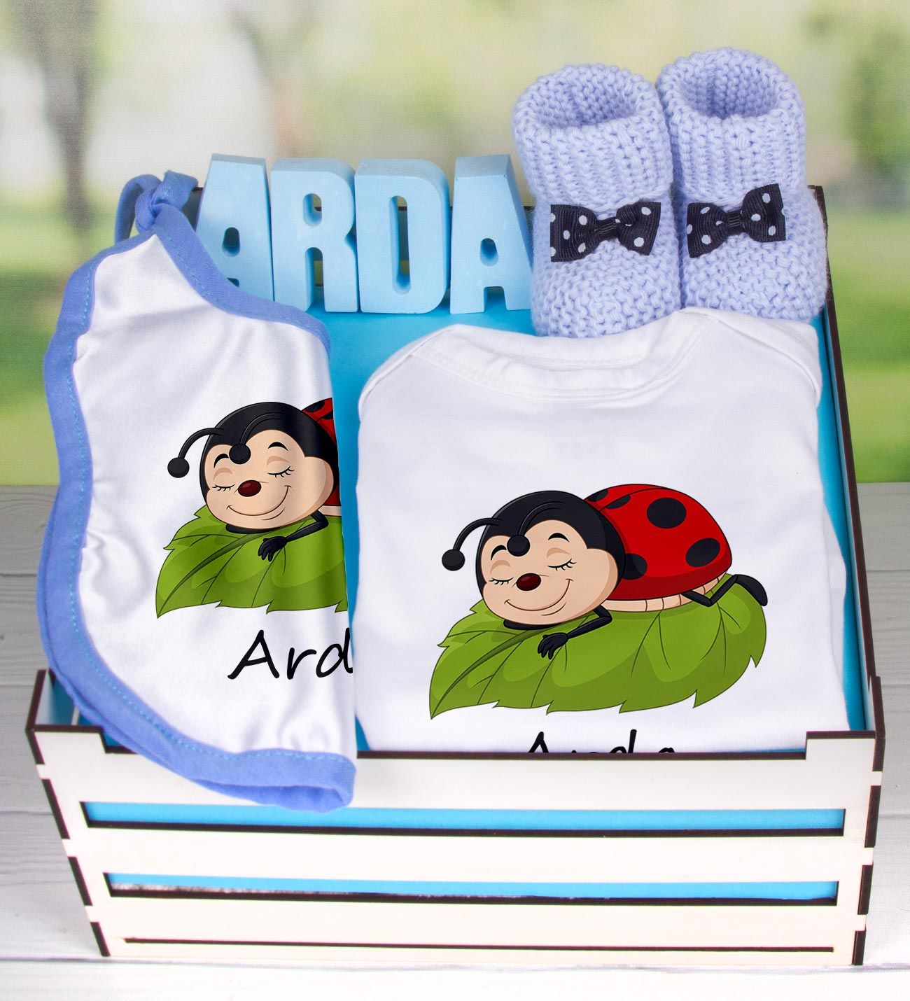eJOYA Ahşap Sandıkta Kişiye Özel Zıbın Önlük Taş İsimlik Ve Patik Bebek Hediye Seti 109423