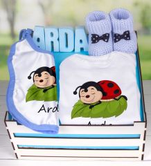 eJOYA Ahşap Sandıkta Kişiye Özel Zıbın Önlük Taş İsimlik Ve Patik Bebek Hediye Seti 109423