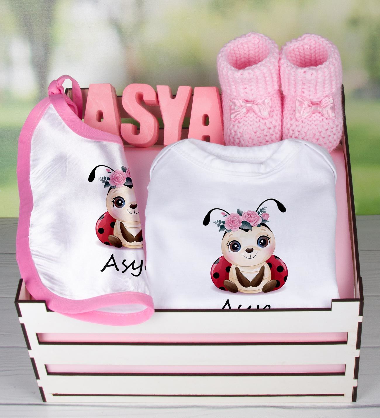 eJOYA Ahşap Sandıkta Kişiye Özel Zıbın Önlük Taş İsimlik Ve Patik Bebek Hediye Seti 109424