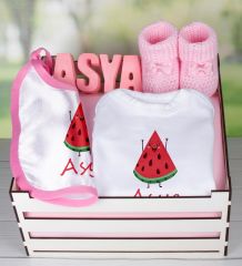 eJOYA Ahşap Sandıkta Kişiye Özel Zıbın Önlük Taş İsimlik Ve Patik Bebek Hediye Seti 109425