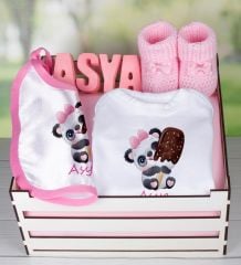 eJOYA Ahşap Sandıkta Kişiye Özel Zıbın Önlük Taş İsimlik Ve Patik Bebek Hediye Seti 109427
