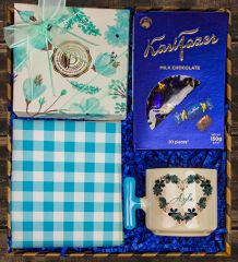eJOYA Kişiye Özel Latte Kupa & Amerikan Servis & Fazer Sütlü Çikolata & Assorted Praline Çikolata Hediye Kutusu 111190