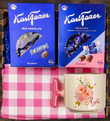 eJOYA Kişiye Özel Latte Kupa & Faser Sütlü Çikolata & Faser Blueberry Çikolata & Amerikan Servis Hediye Kutusu 111192