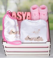 eJOYA Ahşap Sandıkta Kişiye Özel Zıbın Önlük Taş İsimlik Ve Patik Bebek Hediye Seti 109431