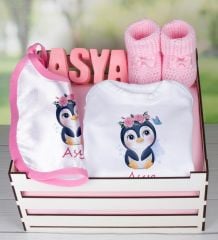 eJOYA Ahşap Sandıkta Kişiye Özel Zıbın Önlük Taş İsimlik Ve Patik Bebek Hediye Seti 109434