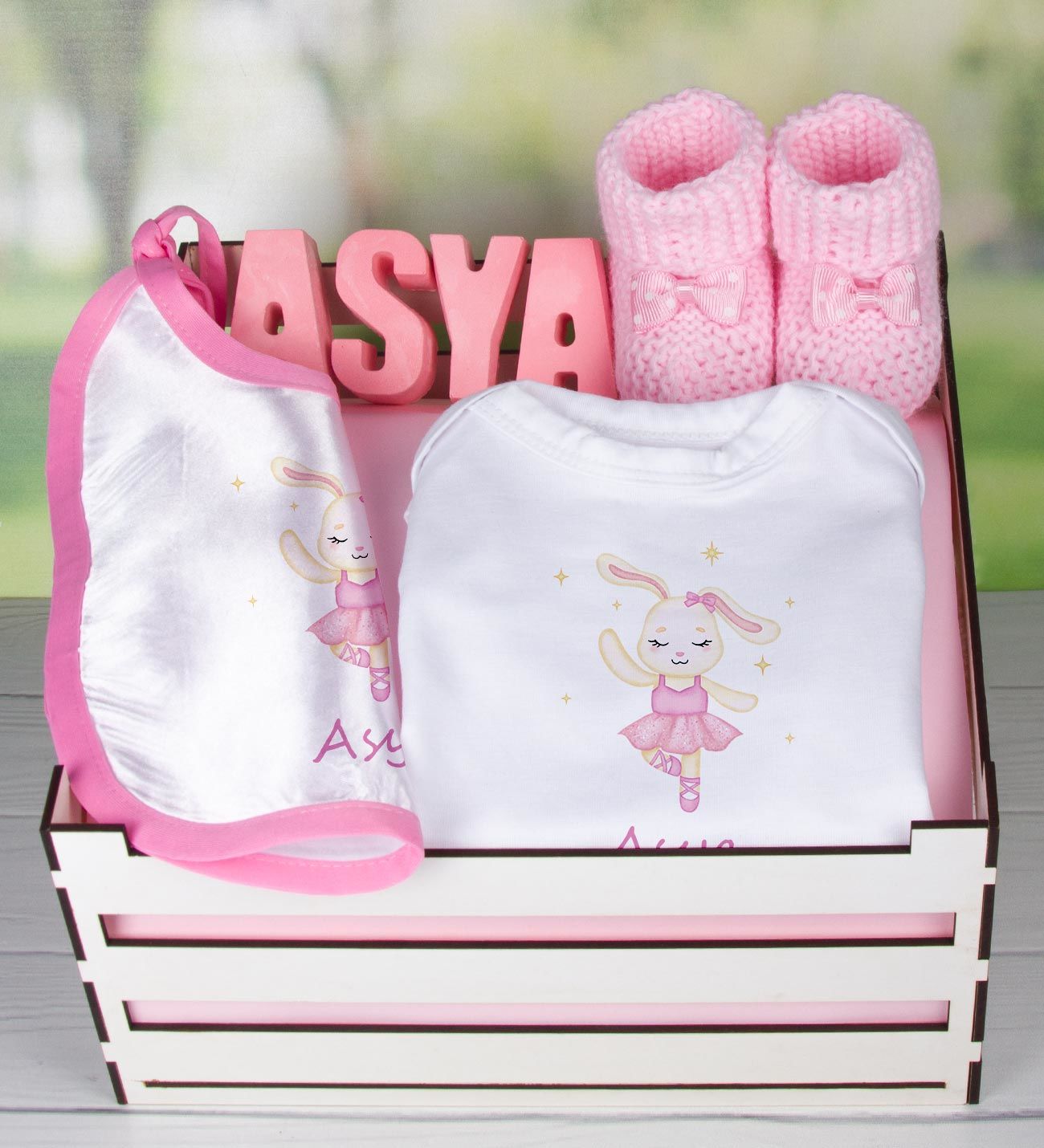 eJOYA Ahşap Sandıkta Kişiye Özel Zıbın Önlük Taş İsimlik Ve Patik Bebek Hediye Seti 109436