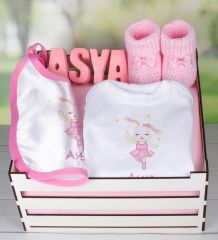 eJOYA Ahşap Sandıkta Kişiye Özel Zıbın Önlük Taş İsimlik Ve Patik Bebek Hediye Seti 109436