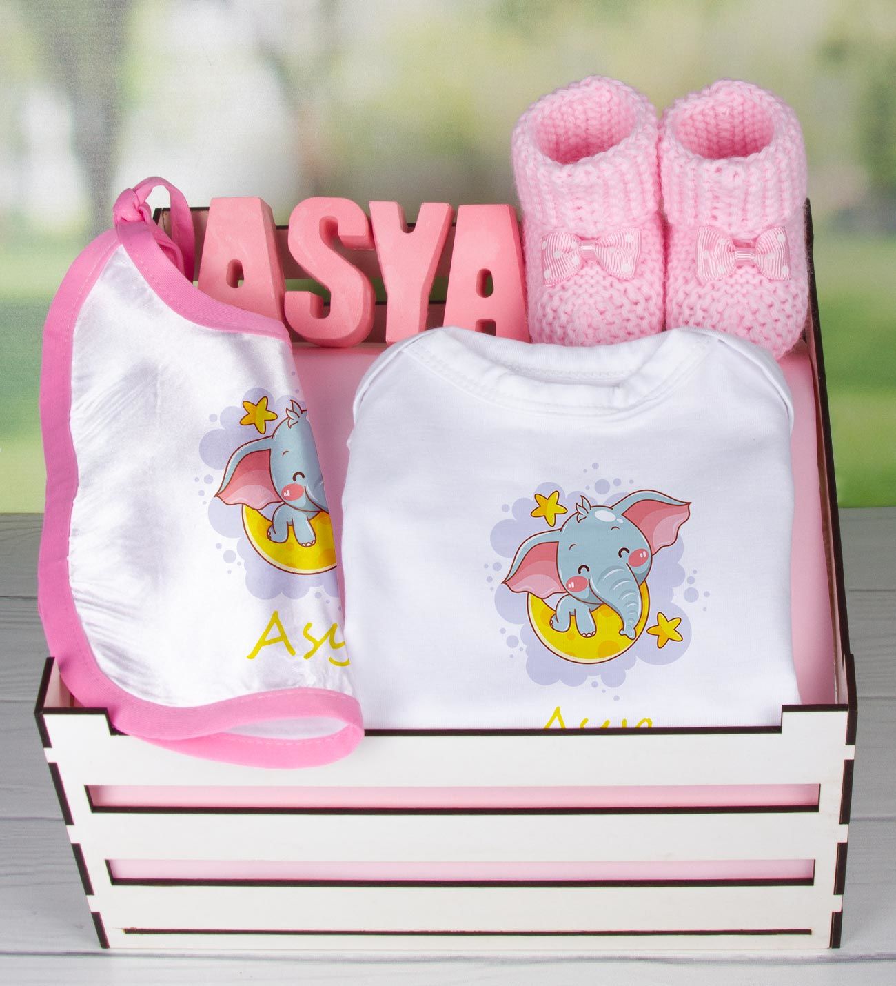 eJOYA Ahşap Sandıkta Kişiye Özel Zıbın Önlük Taş İsimlik Ve Patik Bebek Hediye Seti 109438