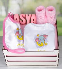 eJOYA Ahşap Sandıkta Kişiye Özel Zıbın Önlük Taş İsimlik Ve Patik Bebek Hediye Seti 109438