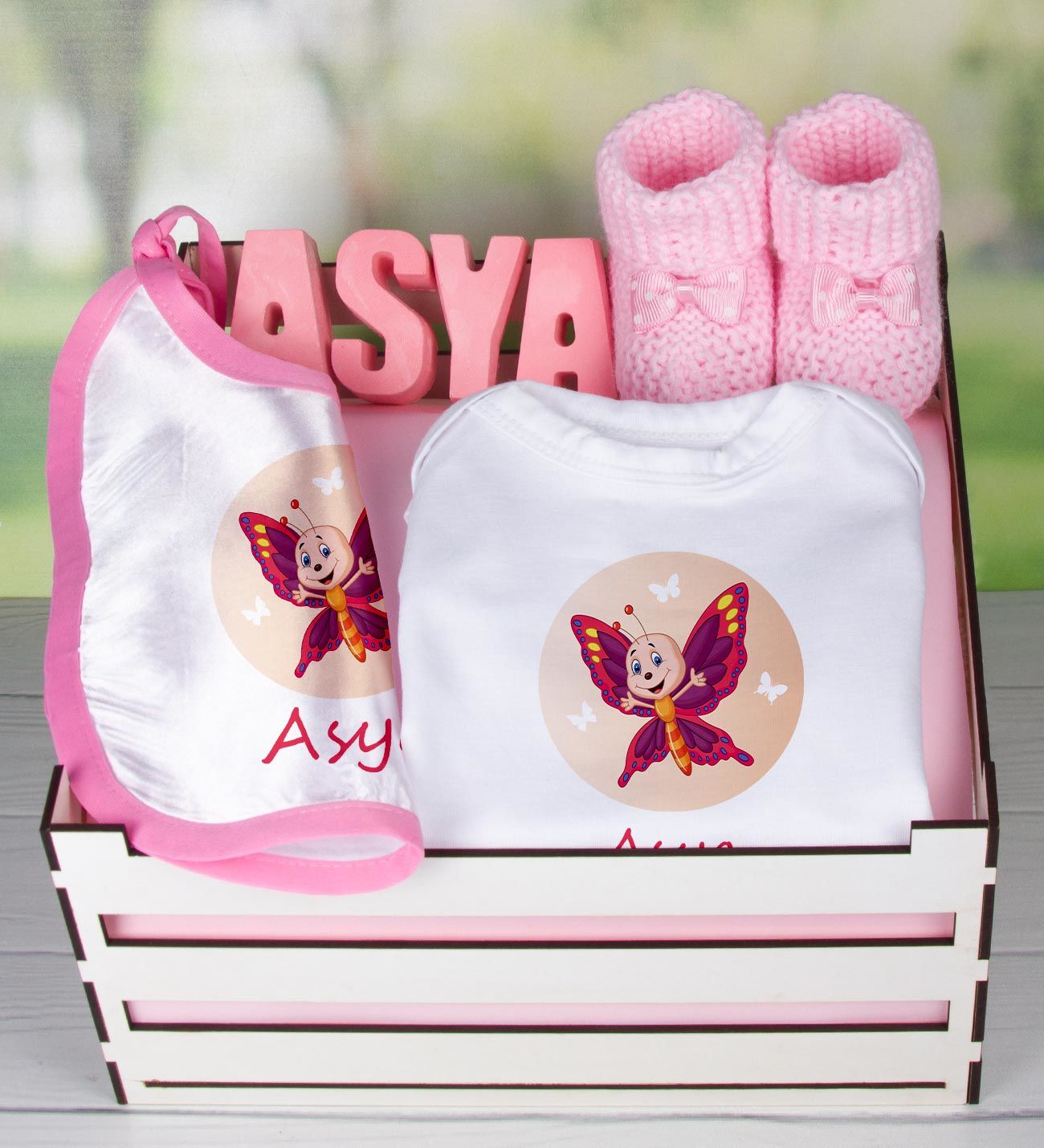 eJOYA Ahşap Sandıkta Kişiye Özel Zıbın Önlük Taş İsimlik Ve Patik Bebek Hediye Seti 109439