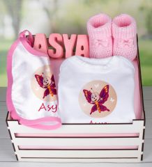 eJOYA Ahşap Sandıkta Kişiye Özel Zıbın Önlük Taş İsimlik Ve Patik Bebek Hediye Seti 109439