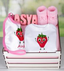 eJOYA Ahşap Sandıkta Kişiye Özel Zıbın Önlük Taş İsimlik Ve Patik Bebek Hediye Seti 109441