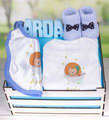 eJOYA Ahşap Sandıkta Kişiye Özel Zıbın Önlük Taş İsimlik Ve Patik Bebek Hediye Seti 109443