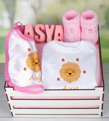 eJOYA Ahşap Sandıkta Kişiye Özel Zıbın Önlük Taş İsimlik Ve Patik Bebek Hediye Seti 109444