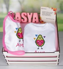 eJOYA Ahşap Sandıkta Kişiye Özel Zıbın Önlük Ve Taş İsimlik Bebek Hediye Seti 109445