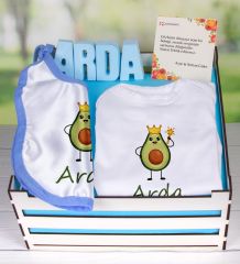 eJOYA Ahşap Sandıkta Kişiye Özel Zıbın Önlük Ve Taş İsimlik Bebek Hediye Seti 109446