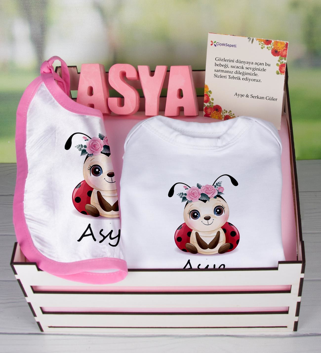 eJOYA Ahşap Sandıkta Kişiye Özel Zıbın Önlük Ve Taş İsimlik Bebek Hediye Seti 109447