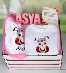 eJOYA Ahşap Sandıkta Kişiye Özel Zıbın Önlük Ve Taş İsimlik Bebek Hediye Seti 109447