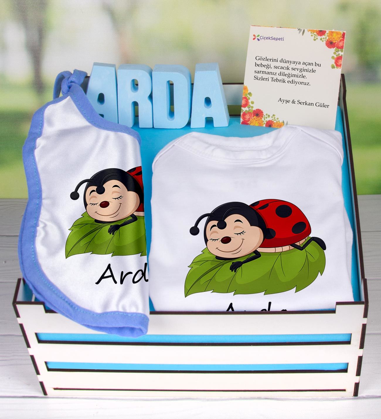 eJOYA Ahşap Sandıkta Kişiye Özel Zıbın Önlük Ve Taş İsimlik Bebek Hediye Seti 109448