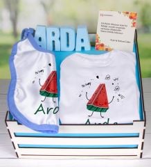 eJOYA Ahşap Sandıkta Kişiye Özel Zıbın Önlük Ve Taş İsimlik Bebek Hediye Seti 109450