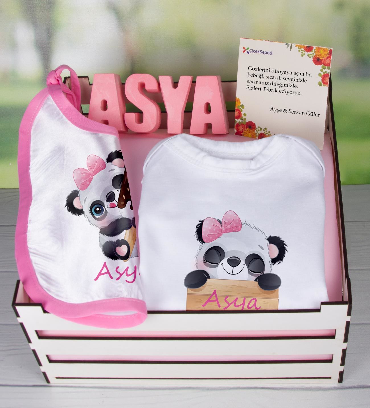 eJOYA Ahşap Sandıkta Kişiye Özel Zıbın Önlük Ve Taş İsimlik Bebek Hediye Seti 109451